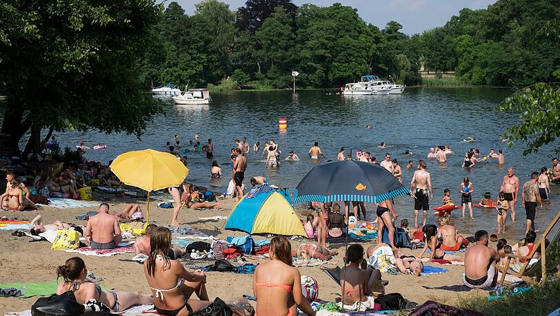 Im Jahr 2014 starben laut DLRG 392 Menschen beim Baden in Deutschland, meist in Flüssen und Seen. Im Jahr 2014 starben laut DLRG 392 Menschen beim Baden in Deutschland, meist in Flüssen und Seen.