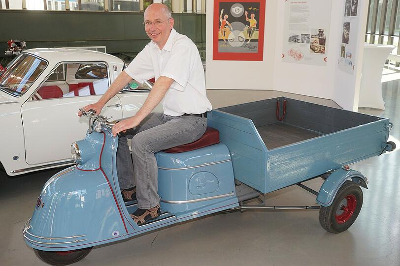 Michael Scharpf mit seinem Goggo-Lastenroller von 1954.