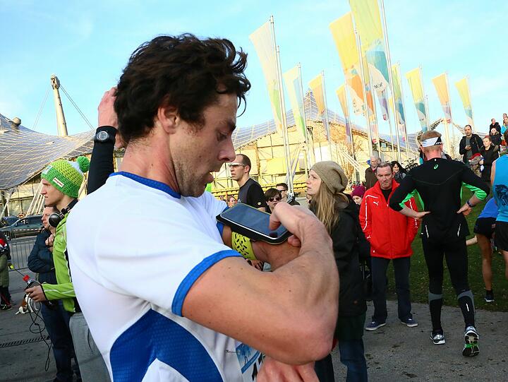 Am Samstag liefen mehr als 1.700 Münchner durch den Olympiapark. Die Bilder vom Nikolauslauf.