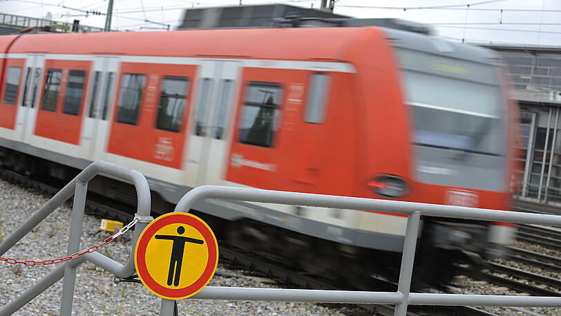 Am Heimeranplatz war der Mann an den vierspurigen Gleisen entlang gegangen.