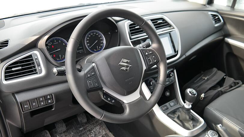 Die Armaturen des Suzuki SX4 S-Cross sind übersichtlich, die verwendeten Materialien zweckmäßig, aber nicht unbedingt hochwertig.