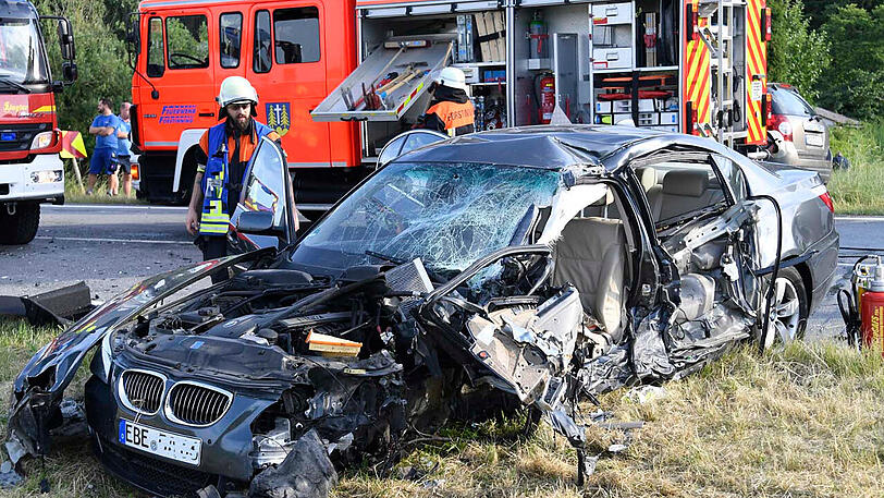 Für Unfallaufnahme und Bergungsarbeiten musste die B12 für mehrere Stunden zwischen Hohenlinden und Forstinning gesperrt werden.