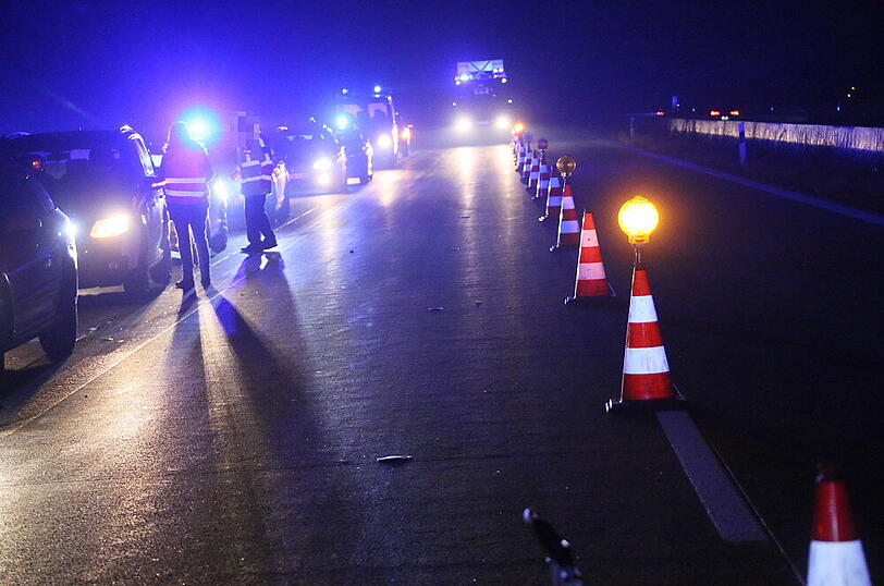 Ein Toyota-Fahrer ist nach einem Überholmanöver mit voller Wucht auf einen Fiat aufgefahren - drei Menschen wurden verletzt.