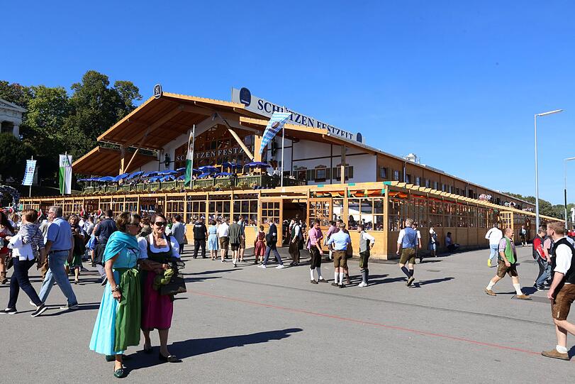 Das Schützen-Festzelt auf dem Oktoberfest. (Archivbild)