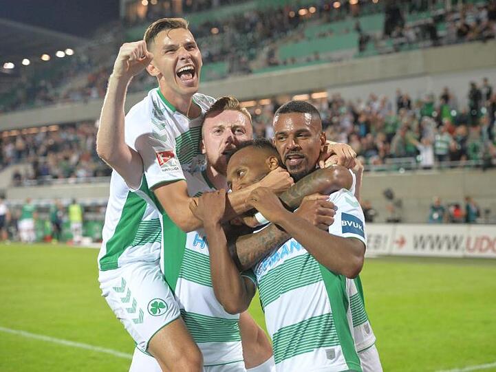 Die Fürther Branimir Hrgota, Tobias Mohr, Julian Green und Daniel Keita-Ruel (l-r) jubeln zum 2:1 gegen Wiesbaden. Foto: Timm Schamberger