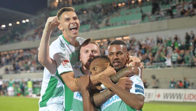 Die Fürther Branimir Hrgota, Tobias Mohr, Julian Green und Daniel Keita-Ruel (l-r) jubeln zum 2:1 gegen Wiesbaden. Foto: Timm Schamberger Die Fürther Branimir Hrgota, Tobias Mohr, Julian Green und Daniel Keita-Ruel (l-r) jubeln zum 2:1 gegen Wiesbaden. Foto: Timm Schamberger