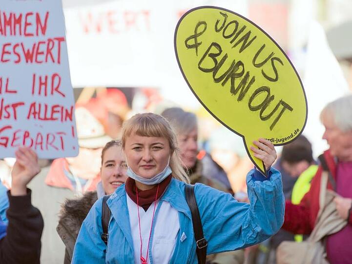 Demonstrierende Pflegekräfte nehmen an einem Warnstreik des öffentlichen Dienstes in Würzburg teil. Foto: Nicolas Armer