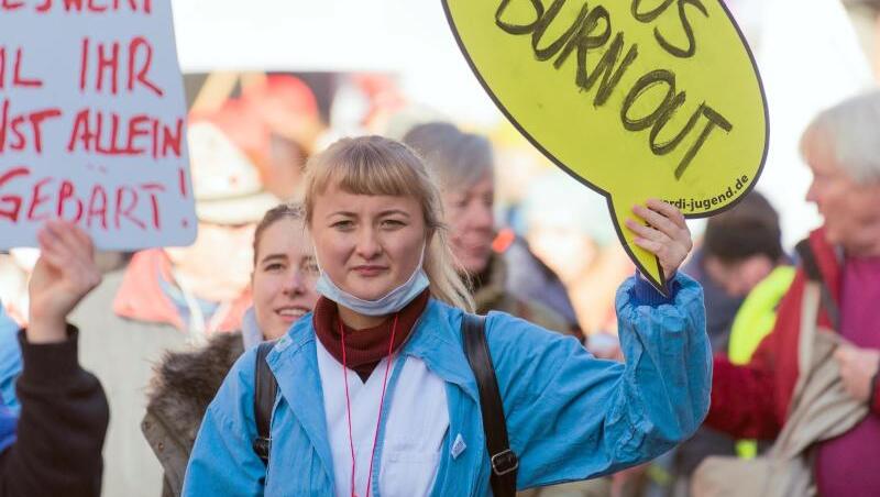 Demonstrierende Pflegekräfte nehmen an einem Warnstreik des öffentlichen Dienstes in Würzburg teil. Foto: Nicolas Armer Demonstrierende Pflegekräfte nehmen an einem Warnstreik des öffentlichen Dienstes in Würzburg teil. Foto: Nicolas Armer