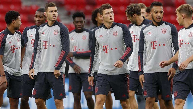 Die Spieler des FC Bayern München beim Abschlusstraining in der Puskás Arena.