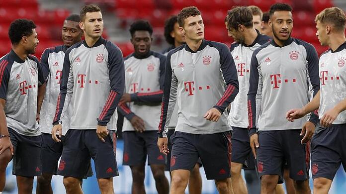 Die Spieler des FC Bayern München beim Abschlusstraining in der Puskás Arena.