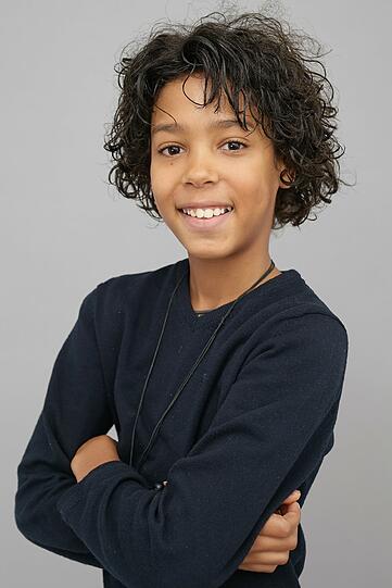 Spencer König (10): Bekannt wurde Spencer durch seine Rolle als "Olufemi `Femi‘ Okoawo" in der Kinder- und Jugendserie "Pfefferkörner" im Kinderkanal von ARD und ZDF.