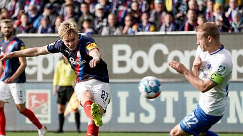 Kiels Finn Porath (l) und Darmstadts Fabian Holland kämpfen um den Ball.