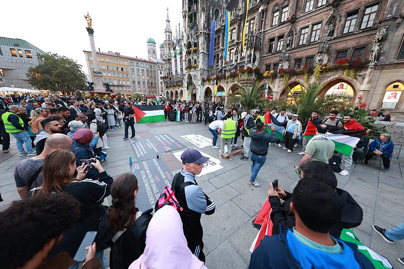 Etwa 370 Pro-palästinensische Demonstranten versammelten sich auf dem Marienplatz.