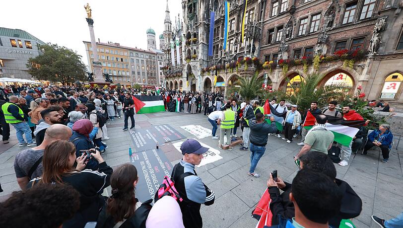 Etwa 370 Pro-palästinensische Demonstranten versammelten sich auf dem Marienplatz.