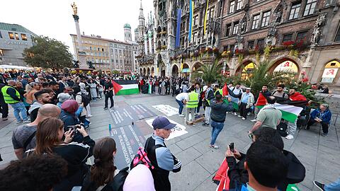 Etwa 370 Pro-palästinensische Demonstranten versammelten sich auf dem Marienplatz.