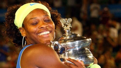 Umarmt ihre Siegestrophäe: Serena Williams.