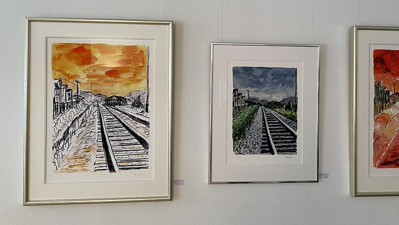 Zwei der &bdquo;Train Tracks&ldquo;-Bilder aus dem Jahr 2008 in der Ausstellung.