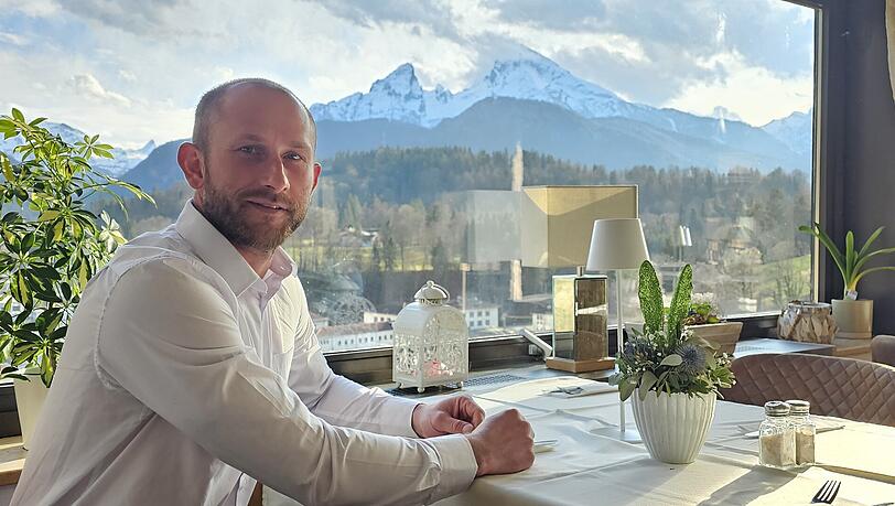 Tsvyatko Petkov im Gastraum seines Restaurants, der durch gro&szlig;e Fensterfronten einen spektakul&auml;ren Blick auf den Watzmann freigibt.