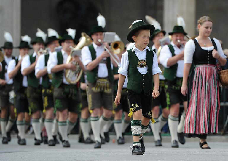 Rund 9000 Trachtler sind durch München zum
Oktoberfest gezogen