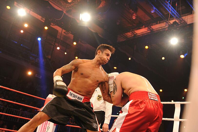 Er haute sie alle aus dem Ring: "taff"-Moderator Daniel Aminati im Kampf gegen Mehrzad Marashi, der kurz darauf aufgeben muss.