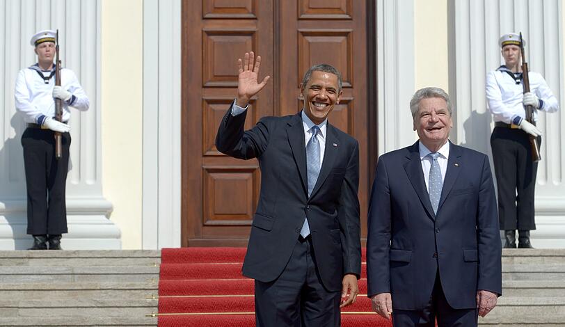 US-Präsident Obama ist im Park von Schloss Bellevue mit Bundespräsident Gauck zusammengetroffen.