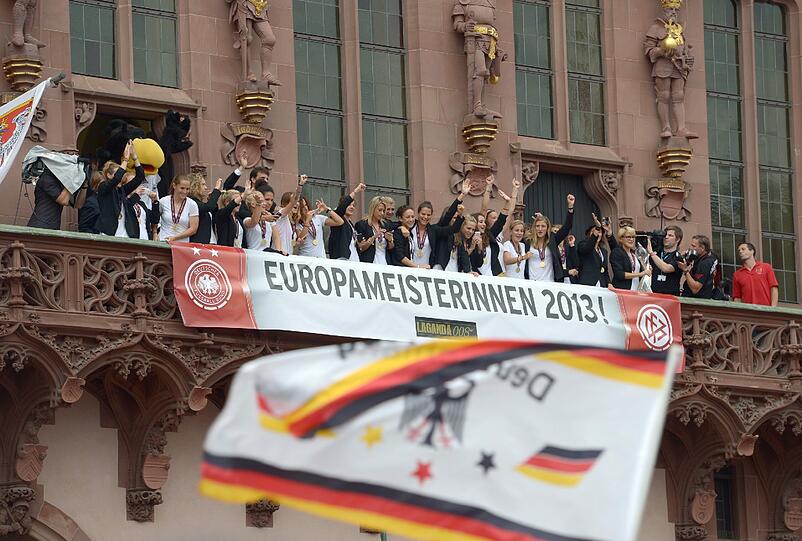 Deutschlands Fußball-Frauen feiern in Frankfurt ihren achten EM-Titel.