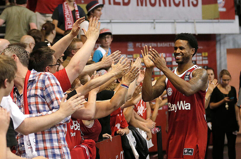 Bryce Taylor feiert mit den Fans im Audi Dome den 89:38-Sieg im vierten Playoffspiel gegen ALBA Berlin.