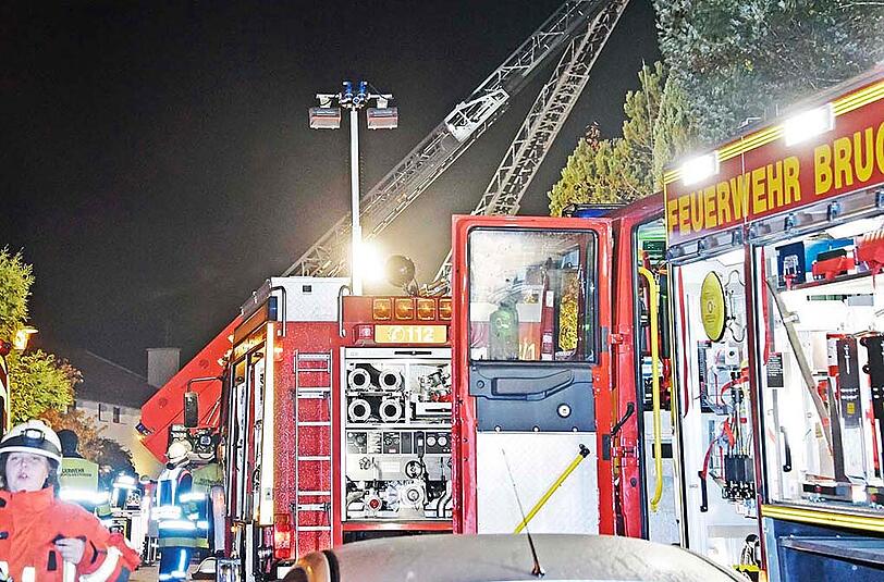 Der Einsatz dauerte mehrere Stunden - erst nach Mitternacht konnte der Dachstuhlbrand unter Kontrolle gebracht werden. Die Bilder.