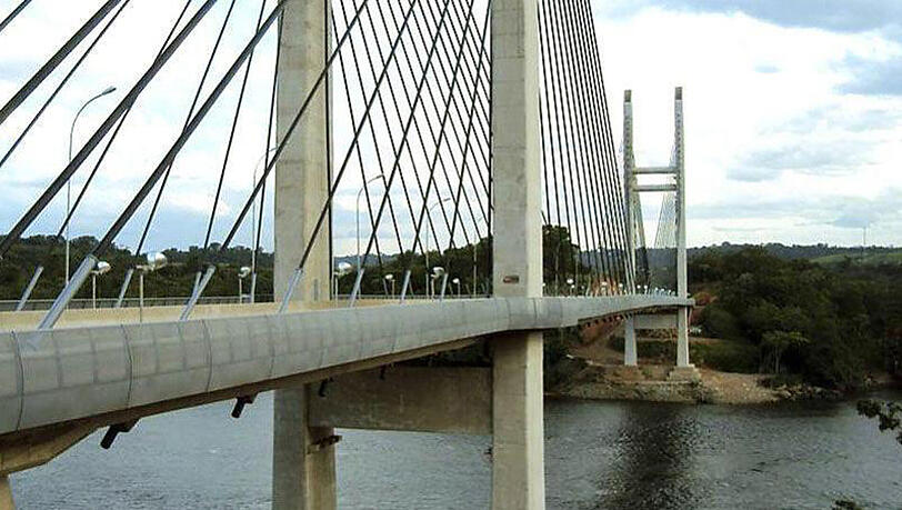 Die Brücke verbindet Oiapoque im brasilianischen Bundesstaat Amapá mit Saint-Georges in Französisch-Guyana. Die Brücke verbindet Oiapoque im brasilianischen Bundesstaat Amapá mit Saint-Georges in Französisch-Guyana.