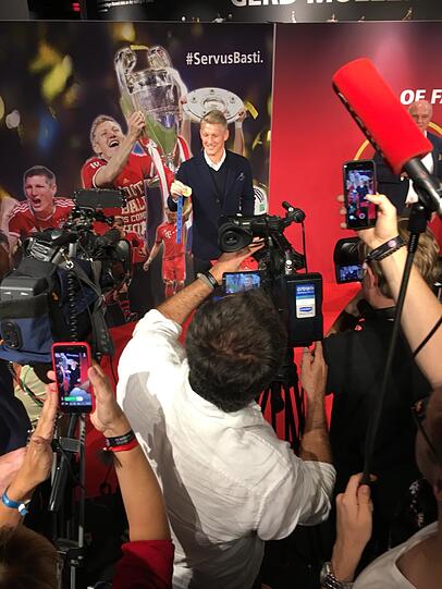 Bastian Schweinsteiger enthüllt in der Allianz Arena seinen Stern in der Hall of Fame.