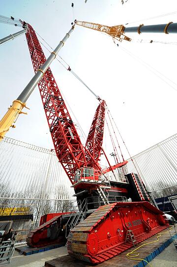 Praktisch für Atomreaktoren: Der Kran-Koloss. Damit er nicht umkippt, haben die Ingenieure zwei 100-Tonnen-Gewichte an sein Hinterteil geheftet. Der LR 11000 von Liebherr wird schließlich für ganz dicke Dinger gebraucht. Der Kran-Koloss wird im Kraftwerksbau genutzt und hebt Lasten von bis zu 1000 Tonnen. Ganz praktisch, wenn man es mit Turbinen oder Atomreaktoren zu tun hat. Für den Transport an die Baustelle braucht es 40 Lastwagen &ndash; der Aufbau dauert drei Tage. Die rote Farbe war übrigens ein Kundenwunsch.