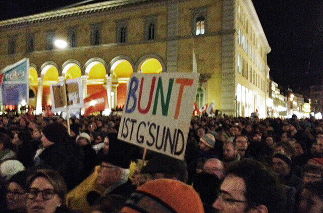 Der Max-Joseph-Platz ist voll: Tausende Münchner versammeln sich vor der Staatsoper zur Kundgebung gegen die Pegida-Bewegung.