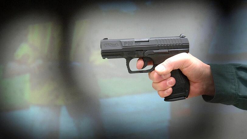 Mit vorgehaltener Waffe wird ein Münchner von vermeintlichen Freunden ausgeraubt. Dann wollen die Täter bei ihm übernachten. (Symbolbild)