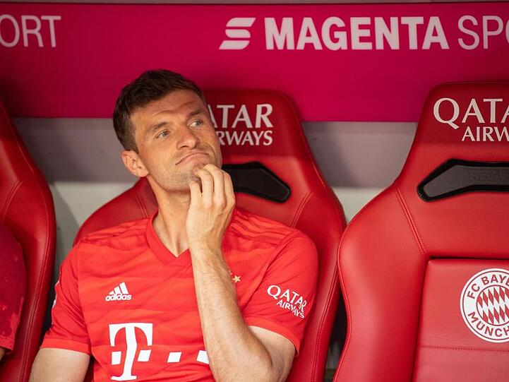 Thomas Müller von München beim Spiel gegen Mainz auf der Ersatzbank. Foto: Lino Mirgeler