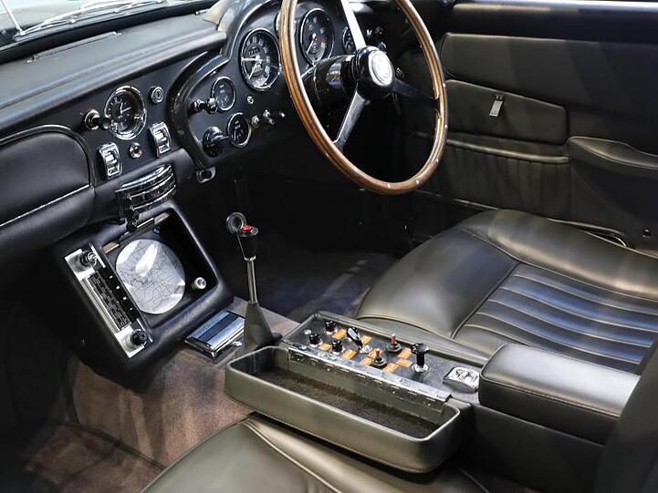 Der Aston Martin DB5 ist mit zahlreichen technischen Finessen ausgestattet.
