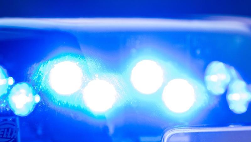 Ein Blaulicht leuchtet an einer Polizeistreife. Foto: Lino Mirgeler/dpa Ein Blaulicht leuchtet an einer Polizeistreife. Foto: Lino Mirgeler/dpa
