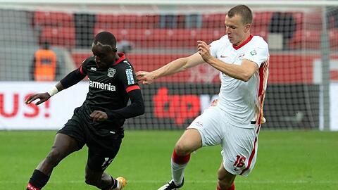 Leverkusens Moussa Diaby (l) im Duell mit Leipzigs Lukas Klostermann.