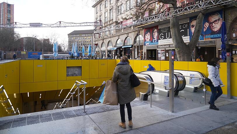 Nur die digitale Anzeige fehlt noch am frisch renovierten U-Bahn-Aufgang Sendlinger Tor. Nur die digitale Anzeige fehlt noch am frisch renovierten U-Bahn-Aufgang Sendlinger Tor.