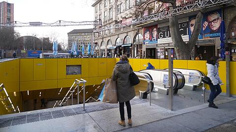 Nur die digitale Anzeige fehlt noch am frisch renovierten U-Bahn-Aufgang Sendlinger Tor.