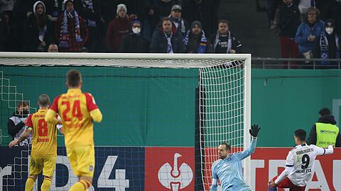 Robert Glatzel (r) vom HSV trifft zum 2:2 gegen Karlsruhes Torwart Marius Gersbeck.