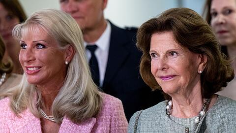Karin Baumüller-Söder (l) und Königin Silvia von Schweden nehmen an der Eröffnung des Childhood-Hauses teil.