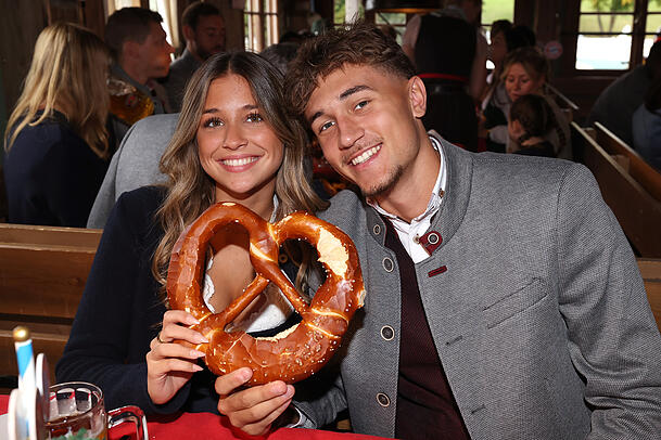 Tom Bischof mit seiner Freundin Josefine Scholl auf der traditionellen Bayern-Wiesn.