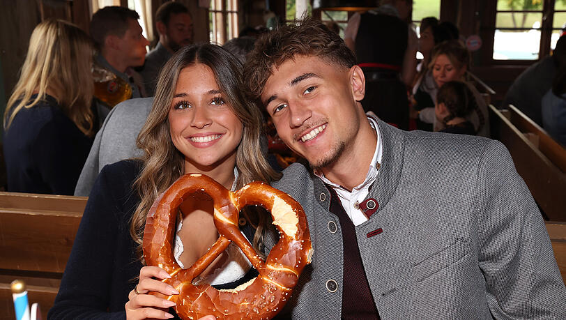 Tom Bischof mit seiner Freundin Josefine Scholl auf der traditionellen Bayern-Wiesn. Tom Bischof mit seiner Freundin Josefine Scholl auf der traditionellen Bayern-Wiesn.