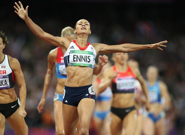 Sie war die britische Hoffnung und schon lange vor Olympia das Postergirl der
Spiele. Die Nation erwartete von der Siebenkämpferin nichts anderes
als Gold &ndash; und Jessica Ennis erfüllte alle Hoffnungen.