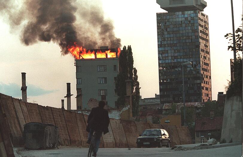 Die oberste Etage eines Hochhauses brennt am 19.06.1995, nachdem es von serbischen Brandbomben getroffen wurde.