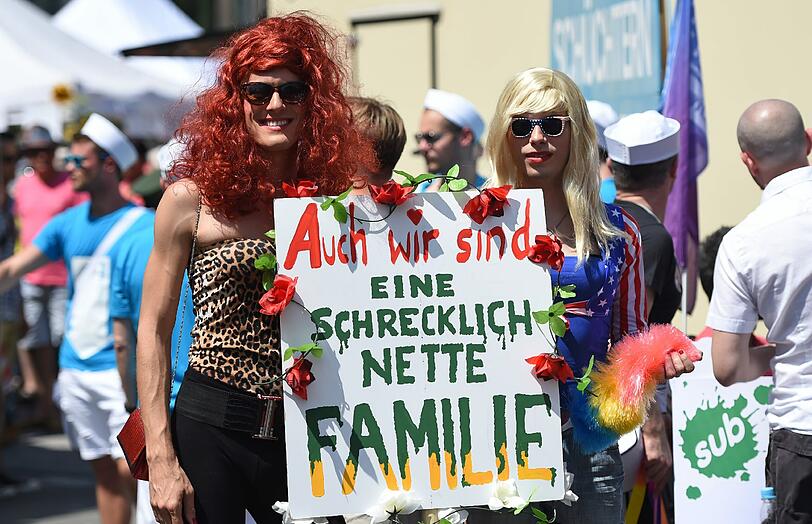 Rund 10 000 Teilnehmer sind am Samstag bei der Politparade des Christopher Street Days (CSD) friedlich und feiernd durch die Münchner Innenstadt gezogen.