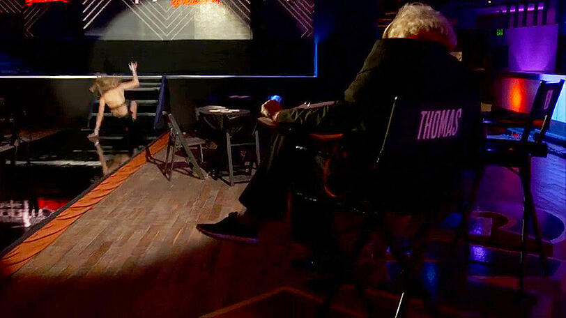 Aua-Anblick: Simone stürzt vor den Augen von Heidi Klum und Thomas Gottschalk von der Treppe.
