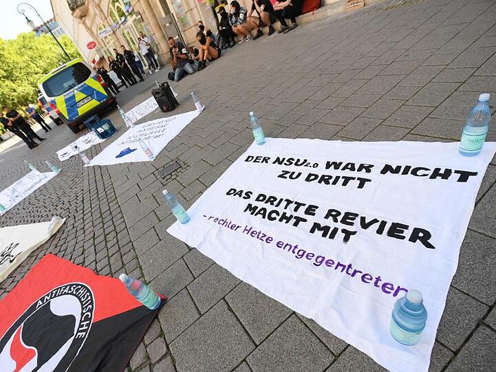 In der "NSU 2.0"-Affäre werden bei einem Ex-Polizisten aus Landshut illegale Waffen gefunden.