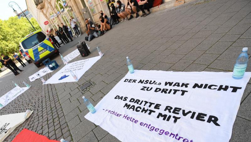 In der "NSU 2.0"-Affäre werden bei einem Ex-Polizisten aus Landshut illegale Waffen gefunden. In der "NSU 2.0"-Affäre werden bei einem Ex-Polizisten aus Landshut illegale Waffen gefunden.