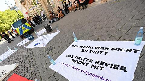 In der "NSU 2.0"-Affäre werden bei einem Ex-Polizisten aus Landshut illegale Waffen gefunden.